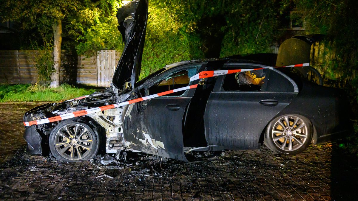 Auto uitgebrand in Sneek, politie doet onderzoek