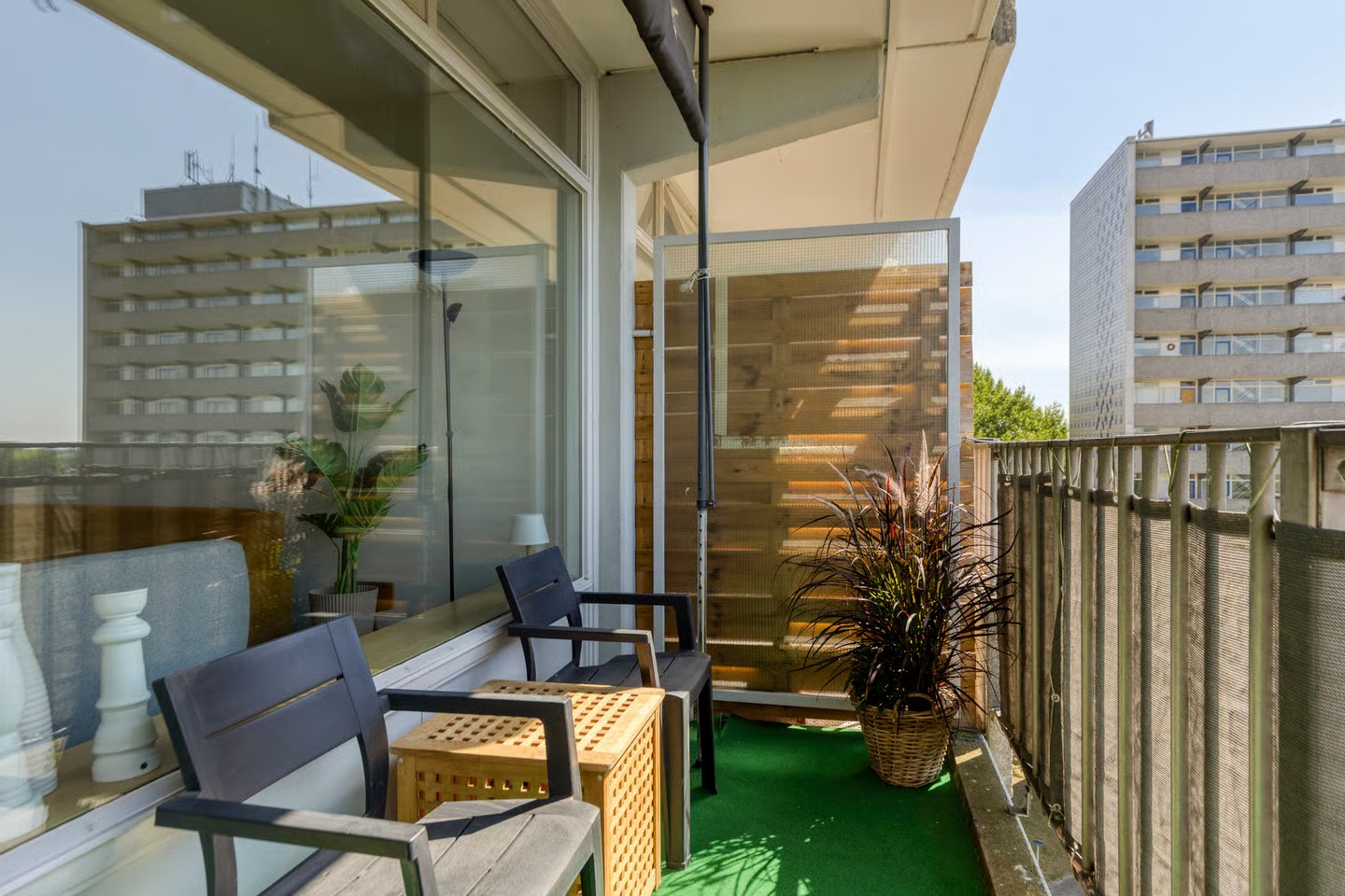 Het balkon van het appartement