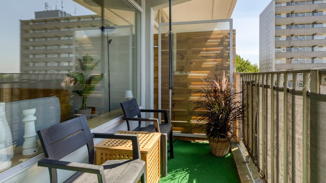 Het balkon van het appartement
