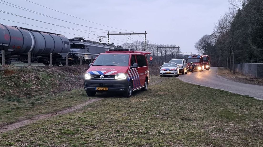 Hulpdiensten bij de aanrijding tussen een goederentrein en een auto bij Borne