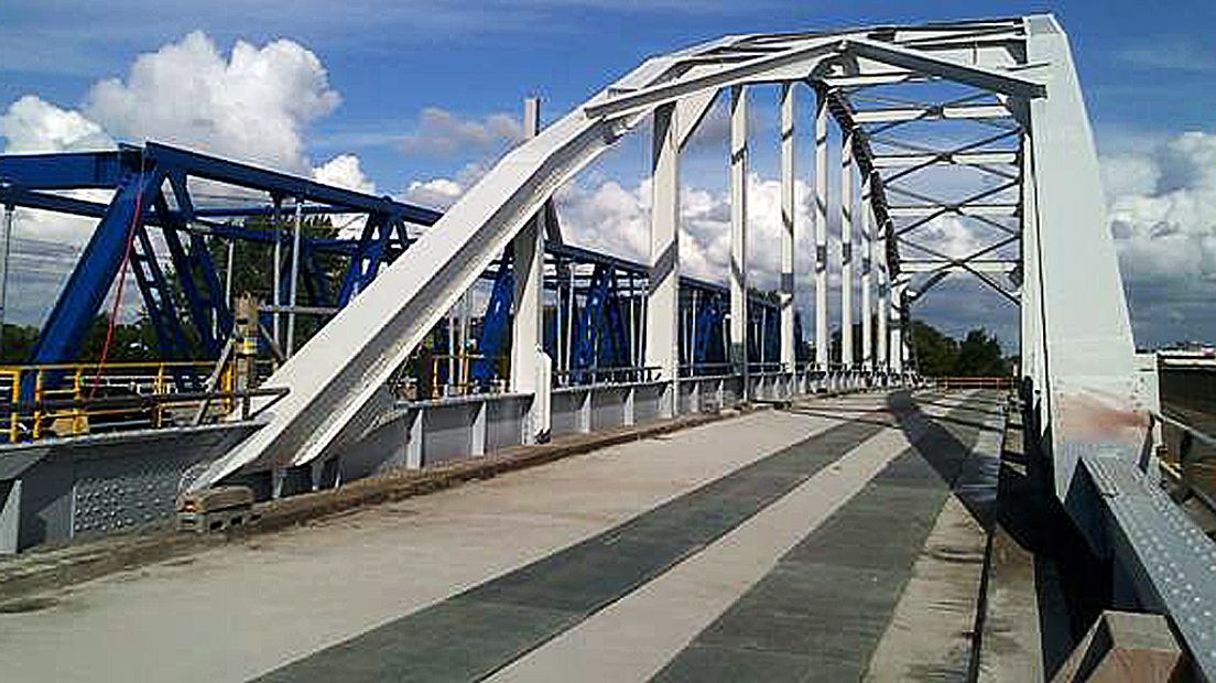 De Jutphasebrug is bijna gereed om op zijn plek teruggeschoven te worden.