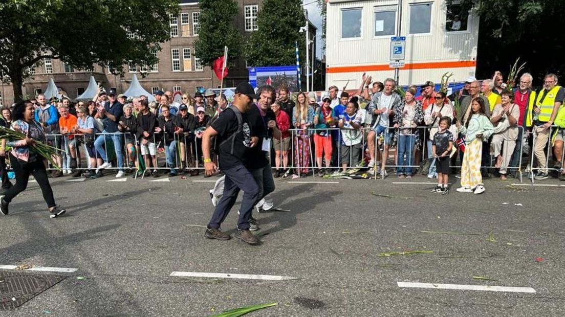Richard rent achter een van de laatste wandelaars aan.