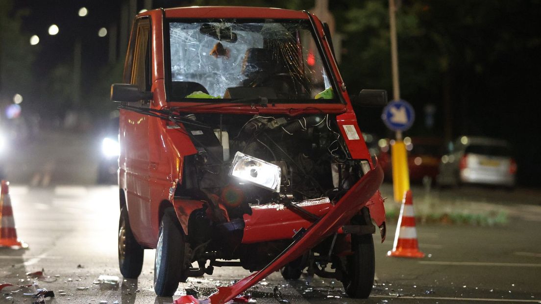 De brommobiel in Den Haag raakte door de aanrijding zwaar beschadigd