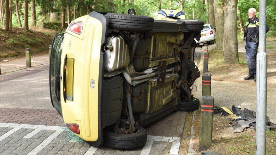 Auto op de zijkant na botsing (Rechten: De Vries Media)