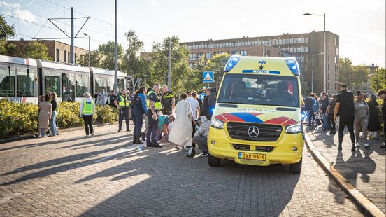 Kind gewond na aanrijding, auto rijdt door. Kind gewond na aanrijding, auto rijdt door.