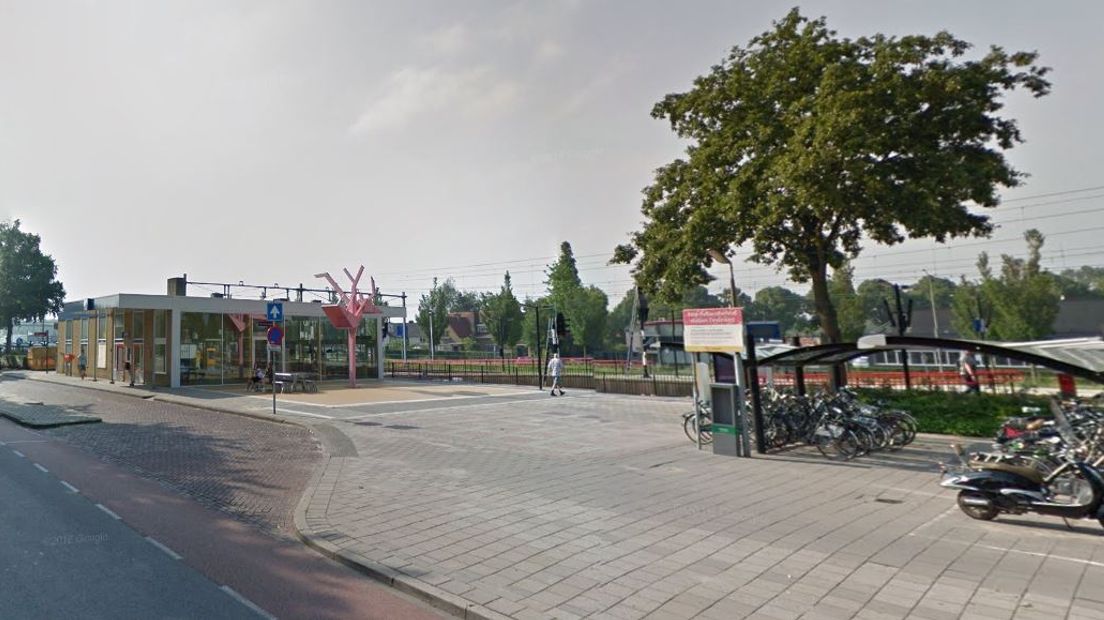 Op het Stationsplein in Zevenaar gaat deze maandagochtend de schop in de grond voor een grootschalig project waarbij het plein een nieuwe inrichting krijgt. Onder andere de verkeersveiligheid wordt verbeterd en het aangezicht voor omwonenden moet ook beter worden.