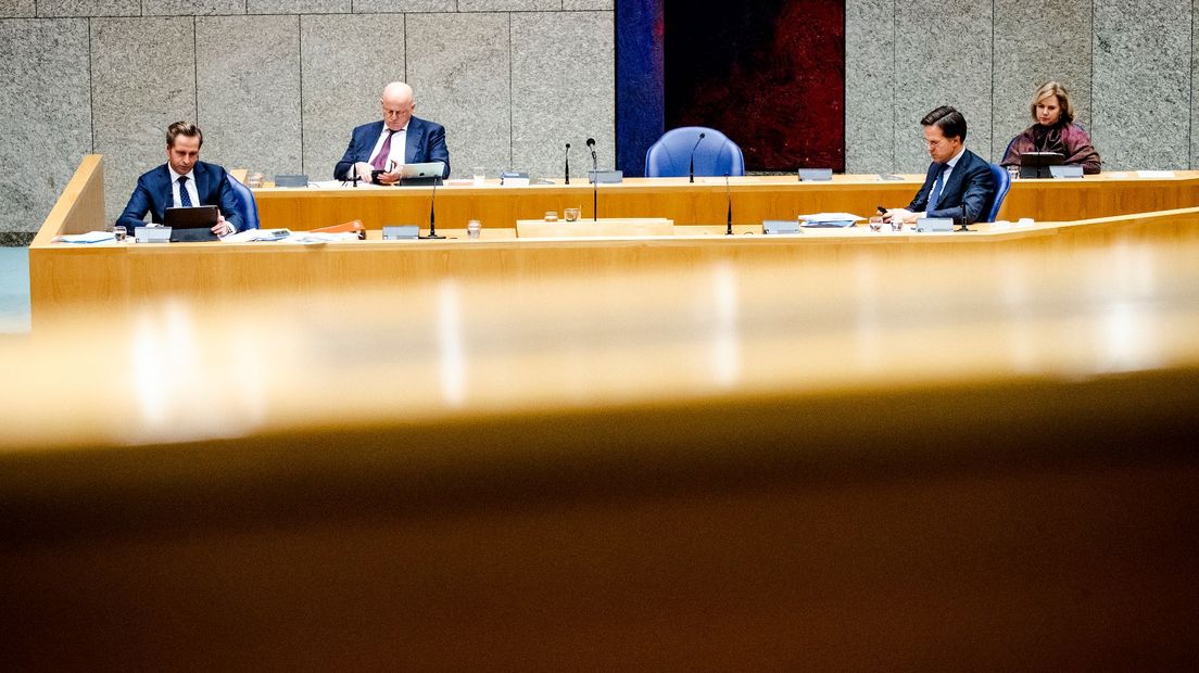 Premier Rutte en een aantal ministers tijdens het debat over de avondklok