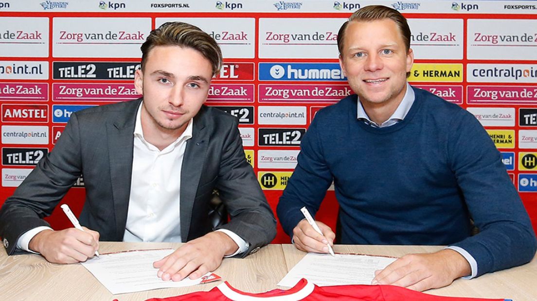Rick van der Meer en Jordy Zuidam bij de ondertekening van het contract