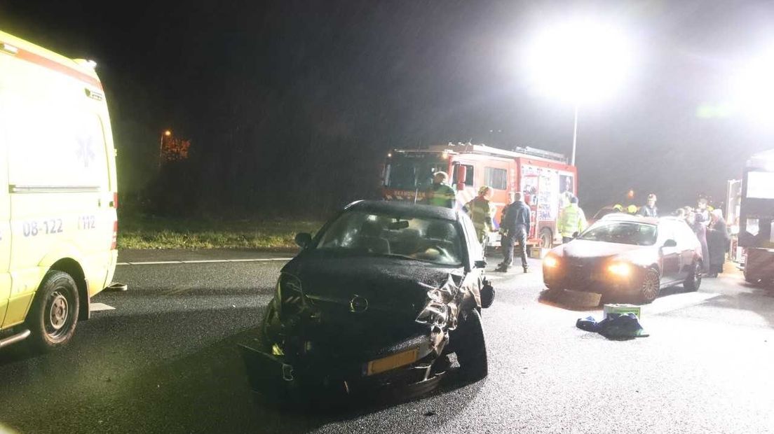 Op de snelweg A15 bij Echteld zijn zaterdagavond zeker twee personen aangereden toen zij op de snelweg liepen. Dat meldt de politie. Twee zwaargewonden zijn naar het ziekenhuis vervoerd.