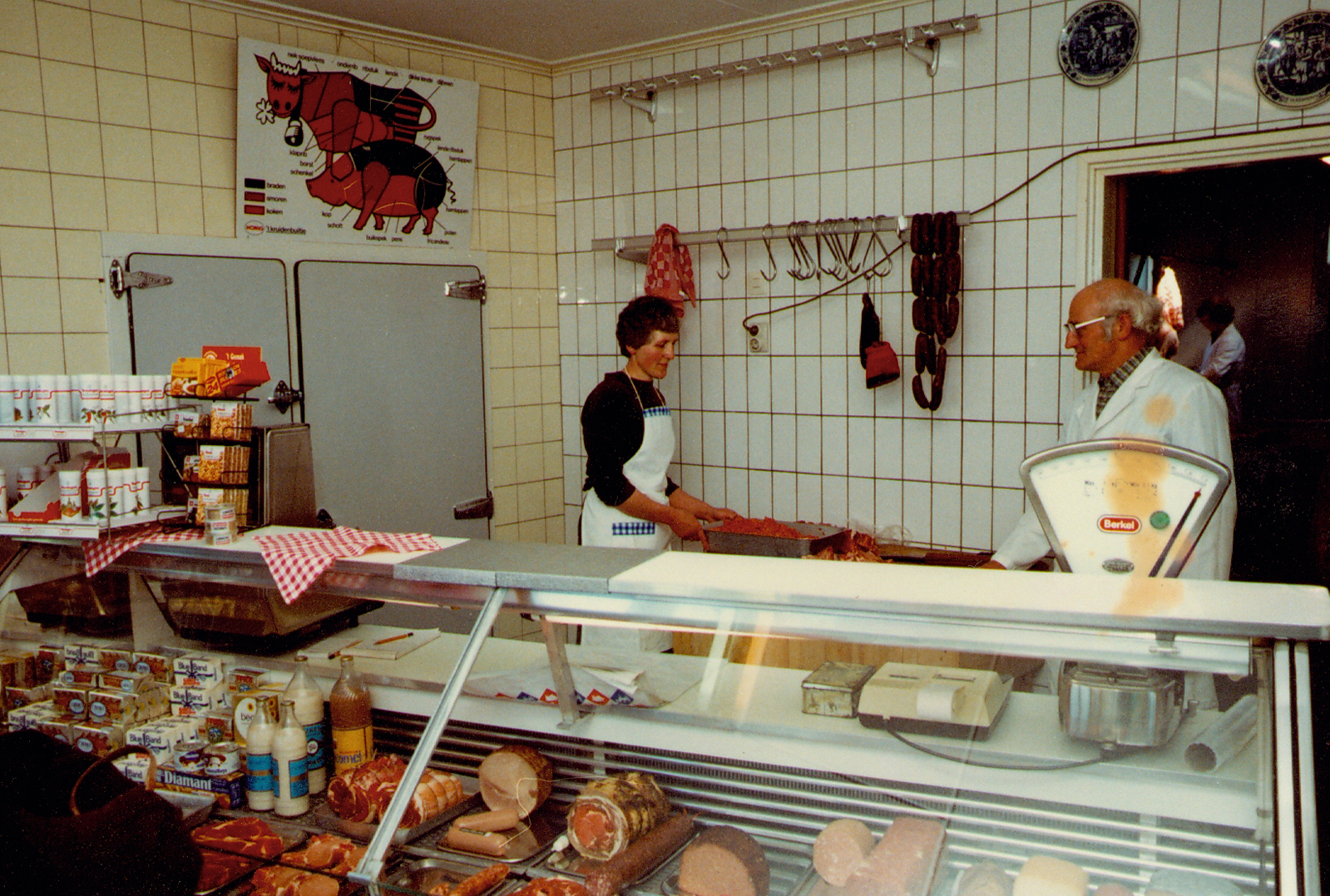 Willem en Jeltje Hoekstra in de slagerij in Moarre