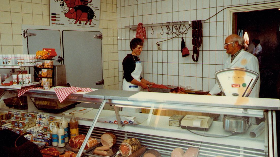 Willem en Jeltje Hoekstra in de slagerij in Moarre