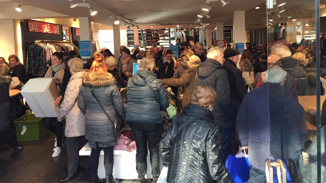 Bezoek komt van heinde en verre naar restantenmarkt Rijssen RTV Oost Bezoek komt van heinde en verre naar restantenmarkt Rijssen RTV Oost