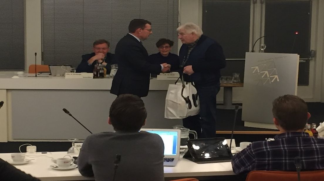 Locoburgemeester Arends neemt de boodschappentas in ontvangst (Rechten: Ronald Oostingh / RTV Drenthe)