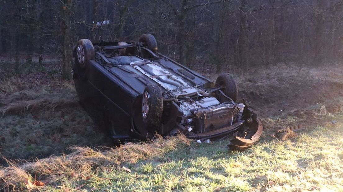 De auto die over de kop sloeg