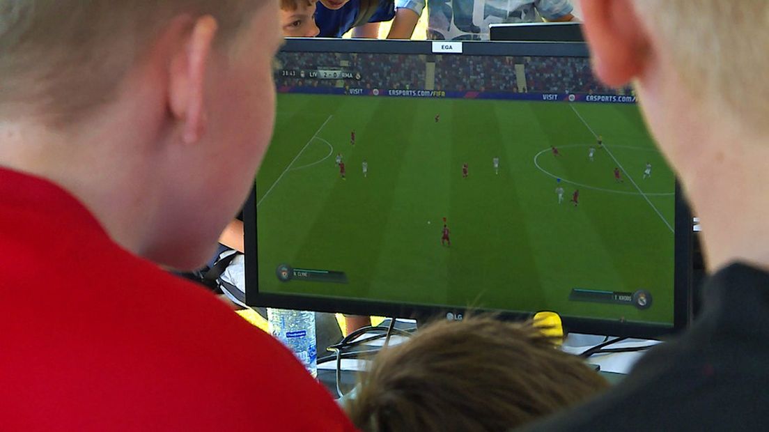 Naast echt voetbal kunnen de kinderen ook FIFA spelen tegen bekende eSporters 