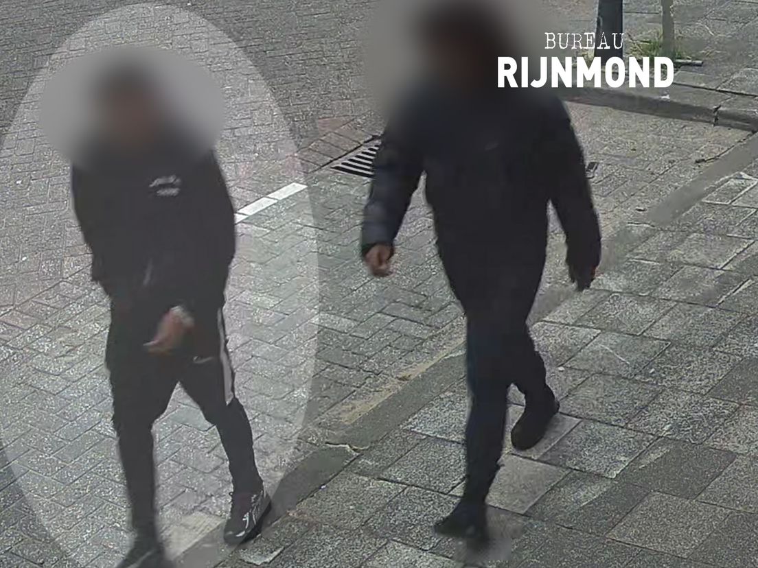 Mannen steken man op straat met mes en pikken zijn tas
