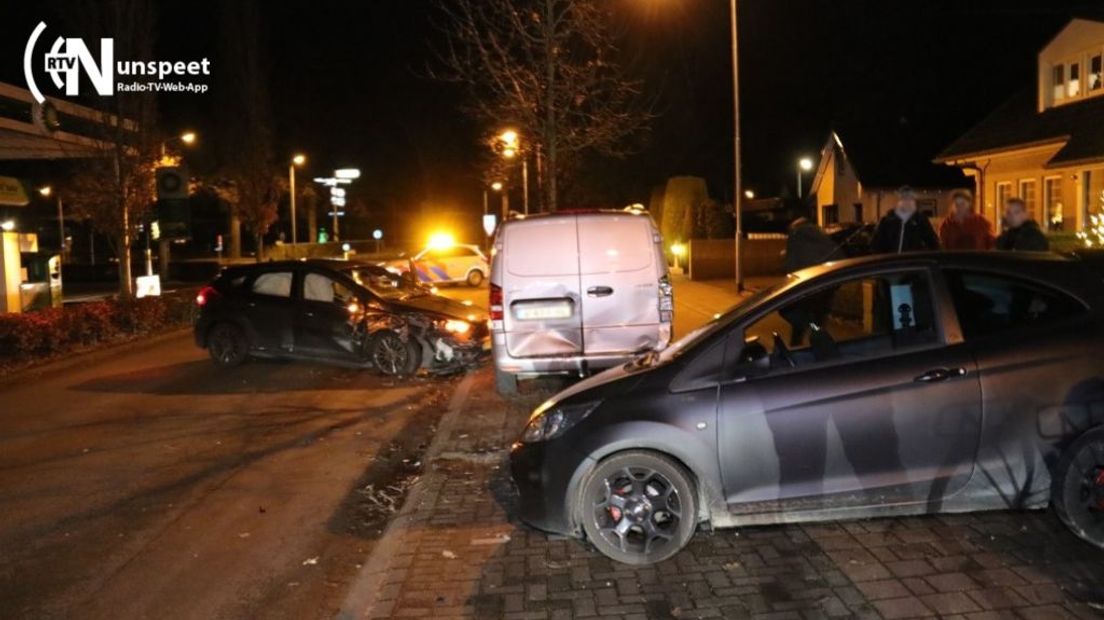 Een beschonken automobilist knalde zaterdagavond tegen wee stilstaande auto’s op de F.A. Molijnlaan in Nunspeet. De bestuurder is aangehouden en meegenomen naar het bureau.