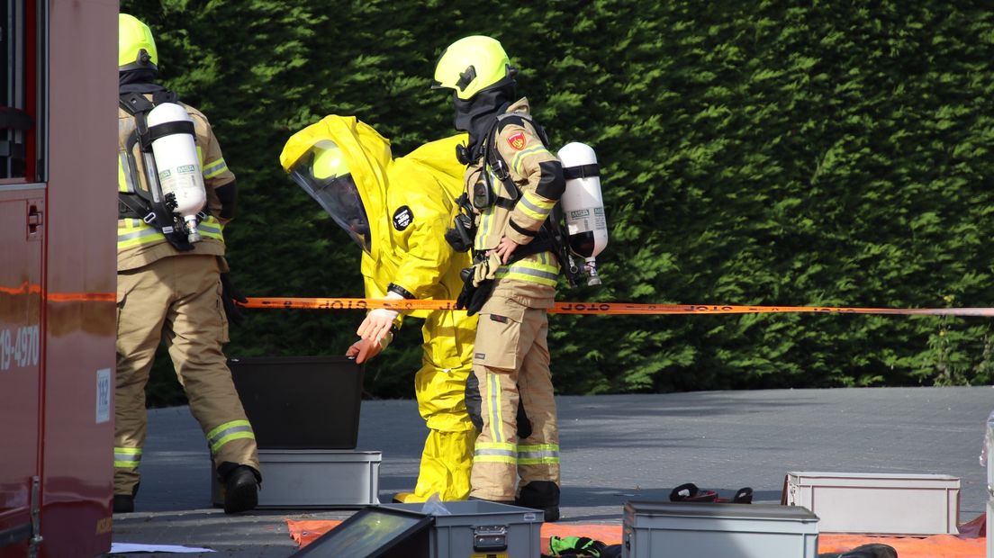 Ammoniaklekkage in Kapelle, brandweer in gaspakken naar binnen om lek te dichten
