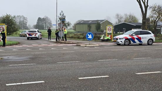 Auto vliegt in brand • gewonde bij kop-staartbotsing. Auto vliegt in brand • gewonde bij kop-staartbotsing.