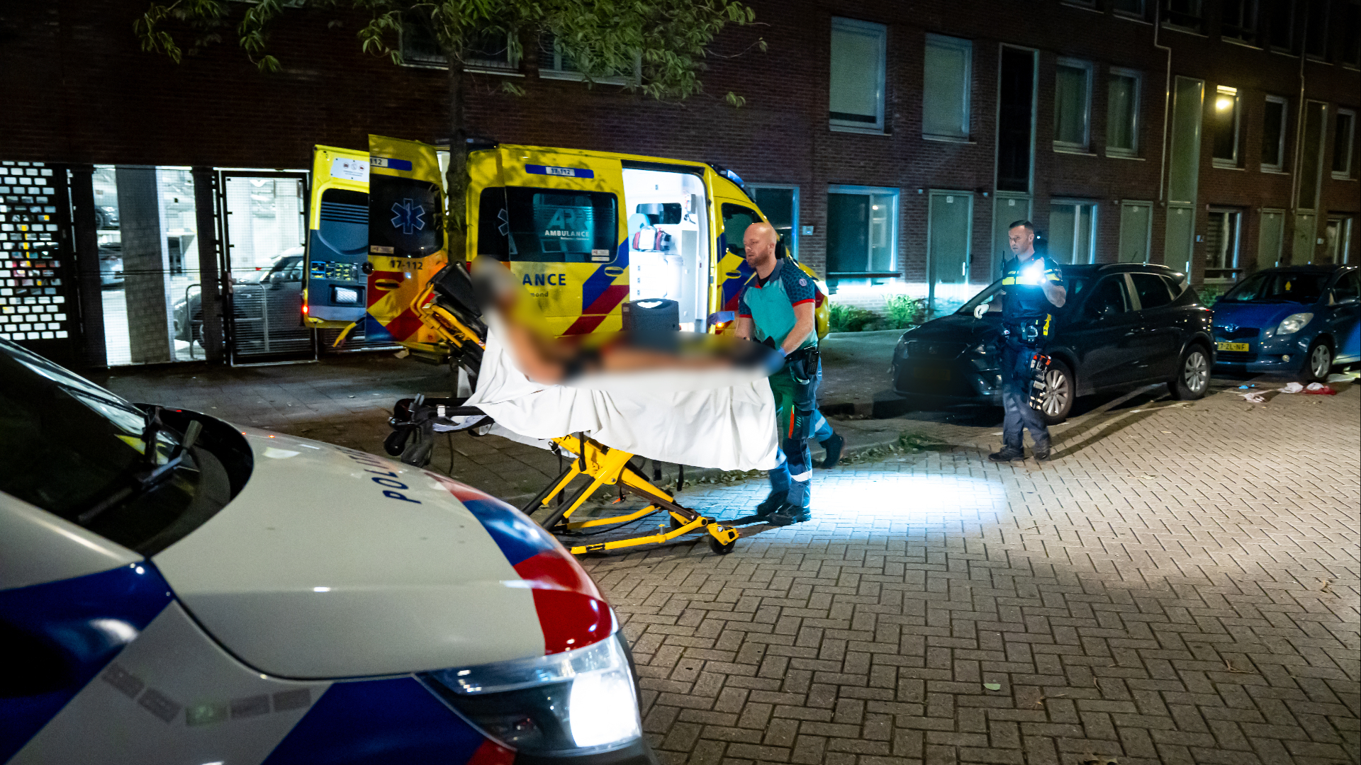 Het slachtoffer van de steekpartij wordt naar het ziekenhuis gebracht