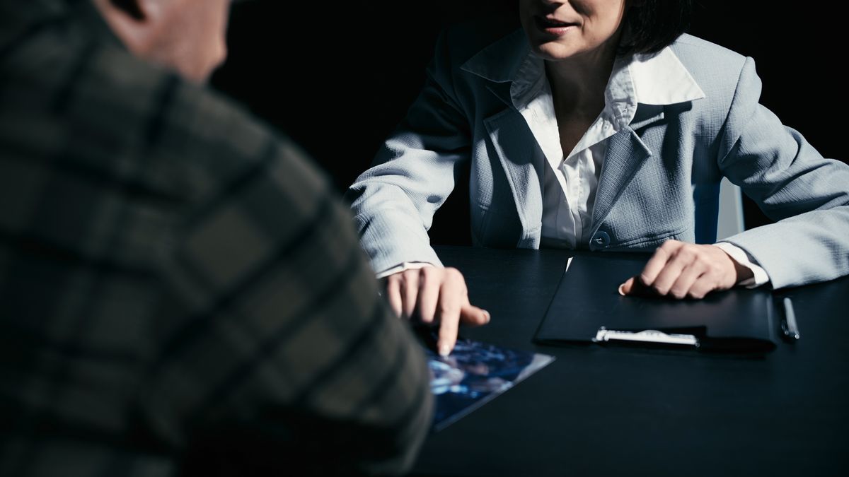 Waarom zwijgen sommige verdachten? Universiteit onderzoekt het