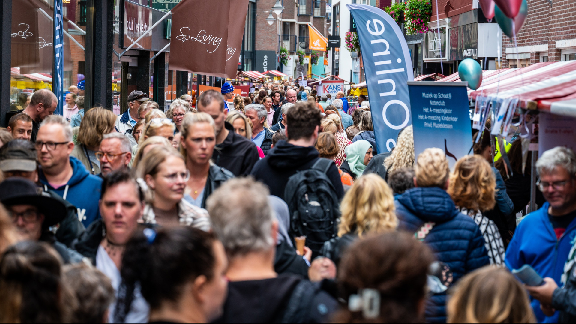 Bij de Alphense jaarmarkt kun je over de hoofden lopen door het stadshart