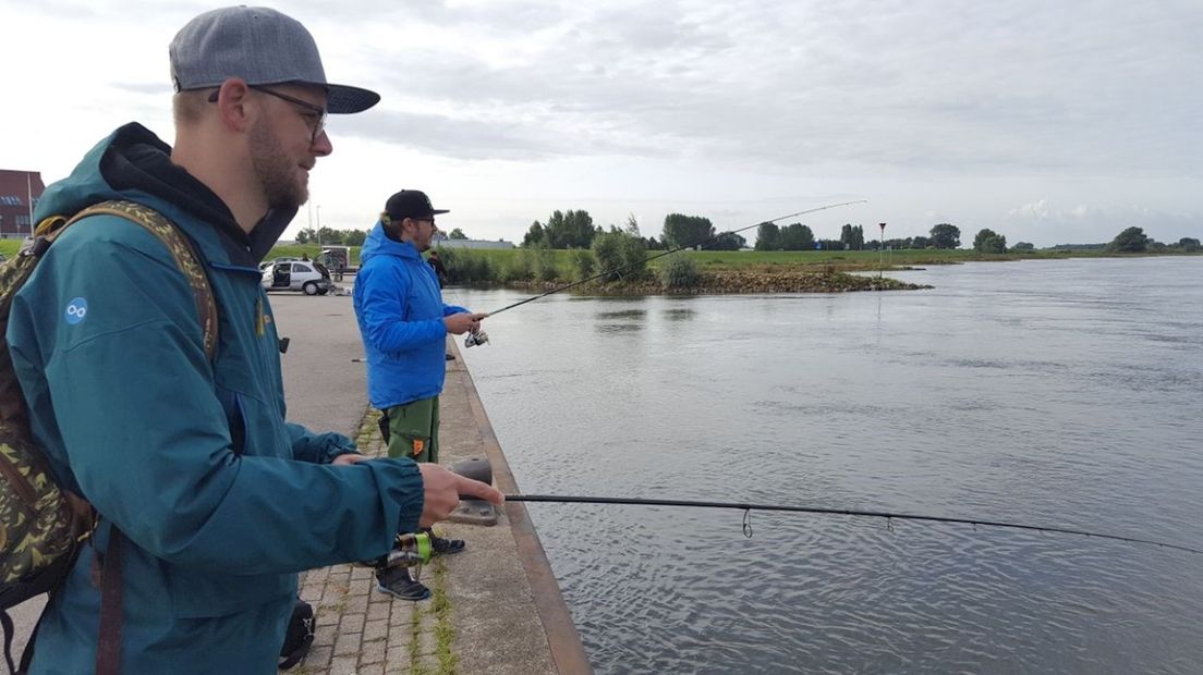 Ruim honderd Duitse vissers hengelen een weekendje in de IJssel