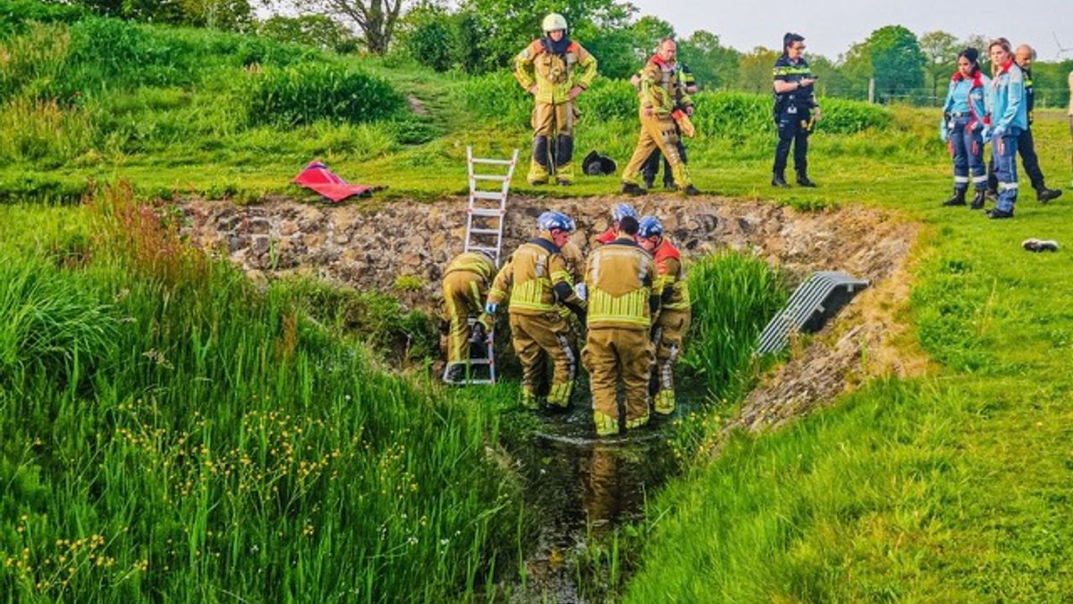 Persoon uit sloot gehaald in Losser, crossmotor verdwenen