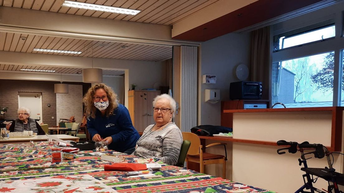 Buurthulpverleners helpen ook meet met kerstkaarten maken in Steenwijk
