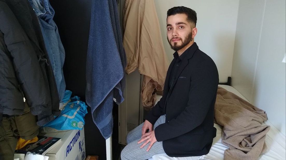 Mohammad Alavi (27) uit Iran heeft al een verblijfsvergunning, maar verblijft nog altijd in het asielzoekerscentrum in Harderwijk.