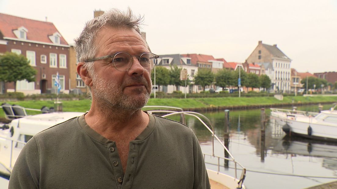 Havenmeester Erik Cardon legt uit wat hij gemerkt heeft van de lage waterstand.