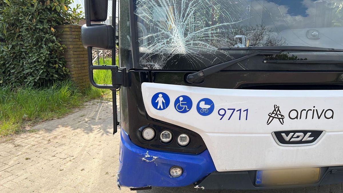 Ongeluk bus en scooter: twee personen naar ziekenhuis