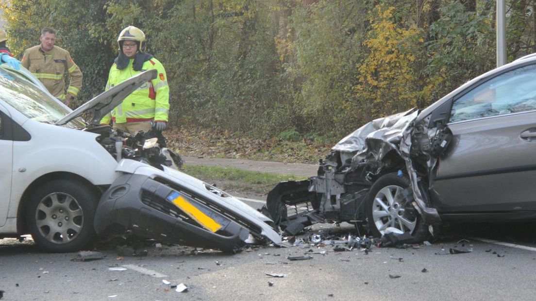 De auto en bestelbus botsten frontaal op de N346.