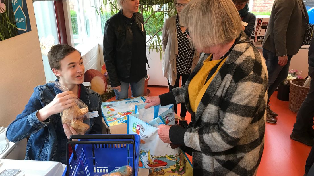 De mensen in Kats staan rijendik voor de supermarkt van een 17-jarige