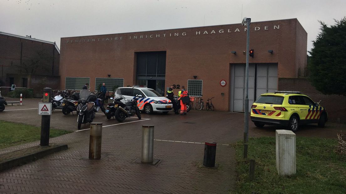 Bij een brand in de gevangenis van Scheveningen raakte iemand gewond.