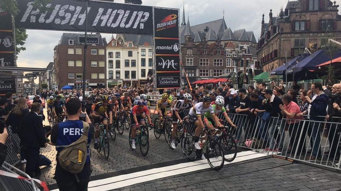 Vrijdagavond raceten veertig profwielrenners door het centrum van Nijmegen. Het zogenaamde Rush-Hour begon om 19.30 uur op de Grote Markt. De organisatie schat dat er zo'n 3000 mensen langs de kant stonden bij het wielerspektakel.