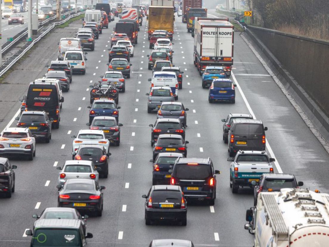 Let op: Rijkswaterstaat waarschuwt opnieuw voor lange files dit weekend ...