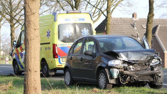 Gewonde bij kop-staartbotsing op N35 bij Wierden. Gewonde bij kop-staartbotsing op N35 bij Wierden.