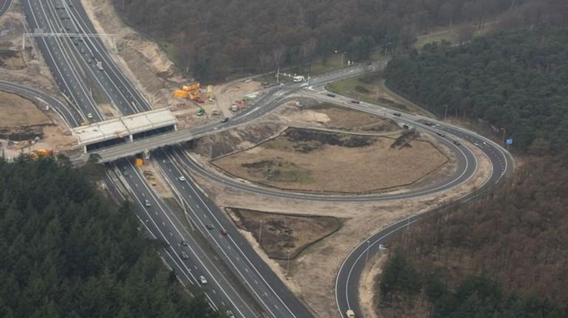 De A12 tussen Ede en Arnhem gaat tot maandagochtend om 05.00 uur dicht. Tot die tijd moet het verkeer tussen Utrecht en Arnhem rekening houden met verkeersdrukte en omleidingen.