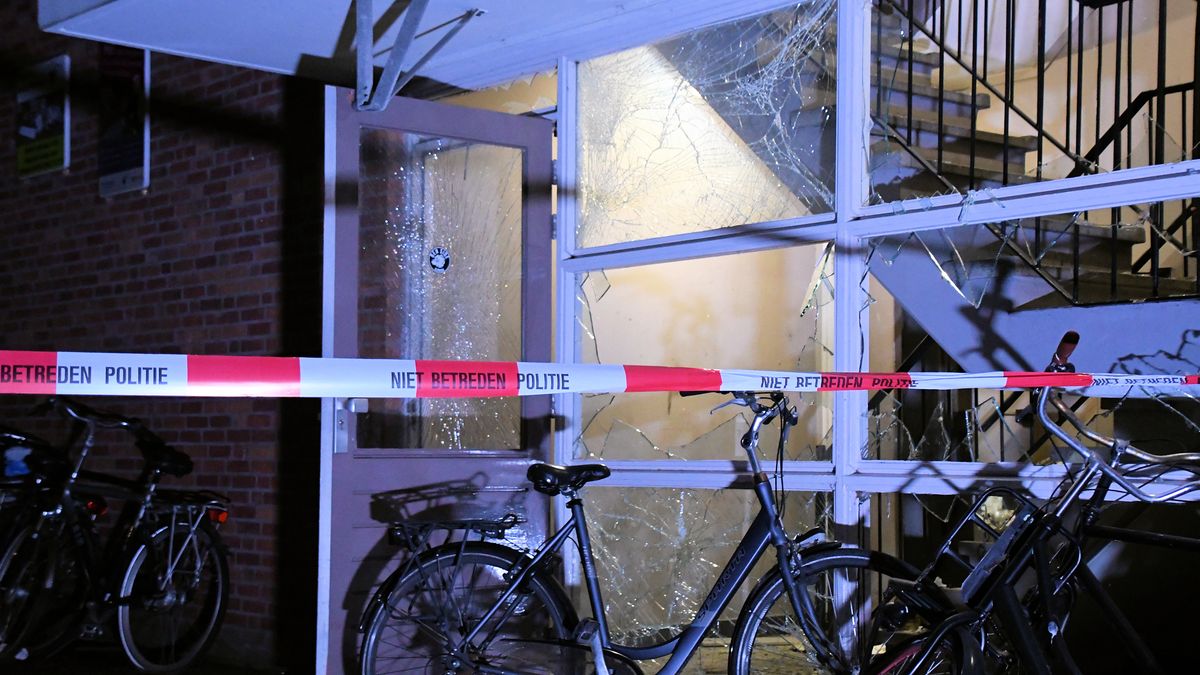Explosie bij flat in Terneuzen: portiek zwaar beschadigd, politie doet onderzoek