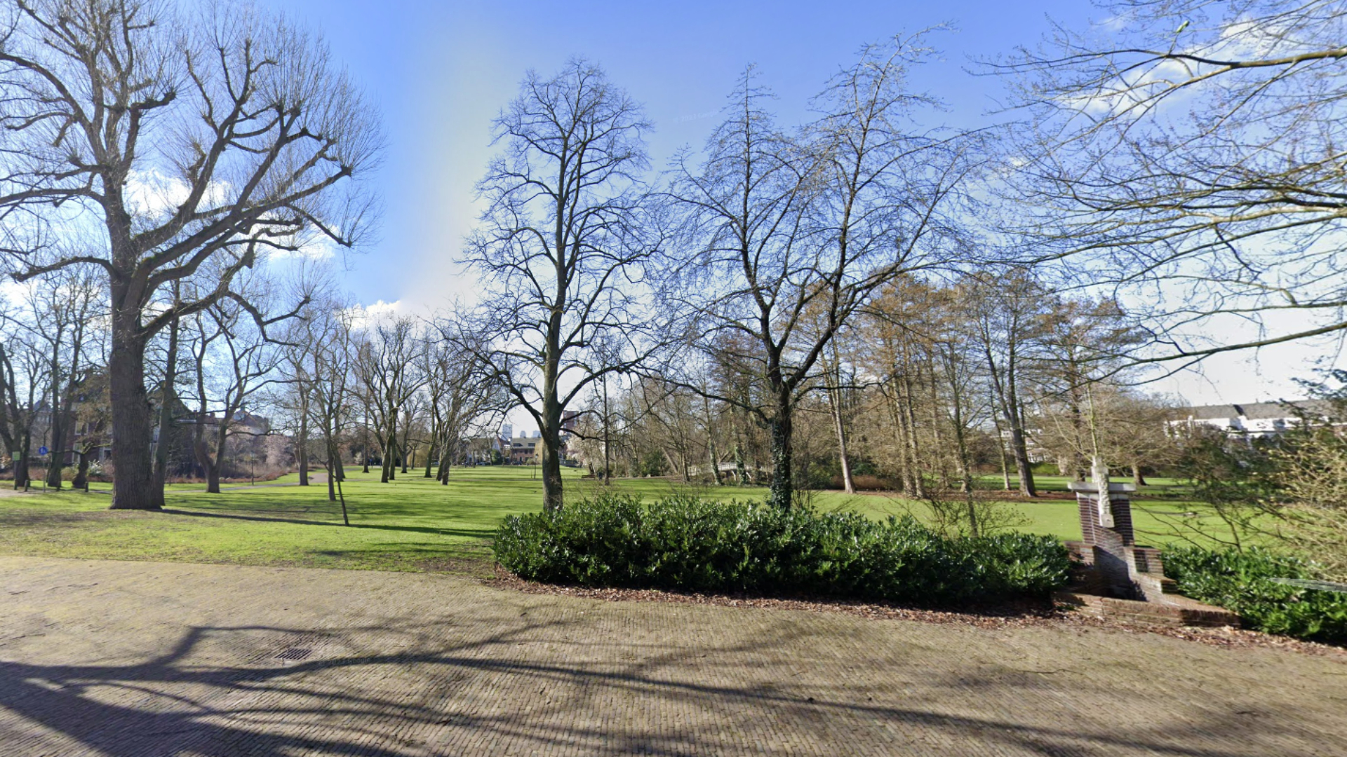 De vrouw werd de tweede keer door meerdere mannen verkracht in Park Rozenburg, bij de Kralingse Plas.