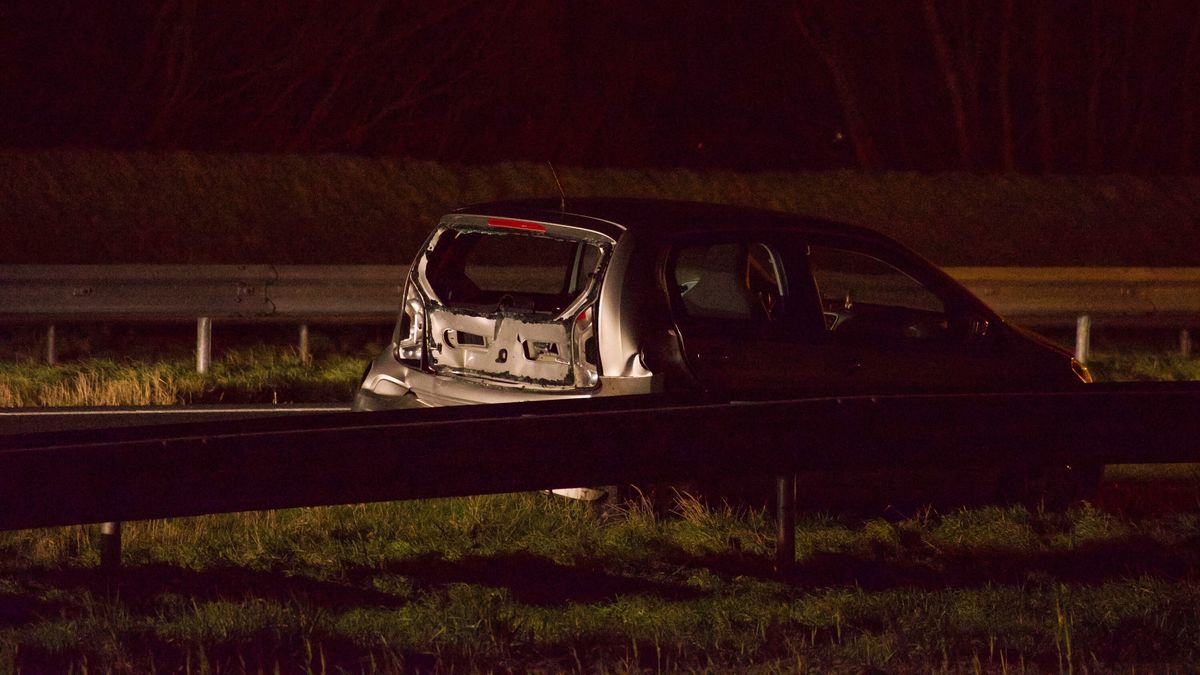 Persoon gewond na botsing bij Zurich | Veel schade bij botsing in Makkum