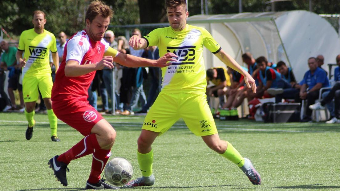 Duel om de bal tussen Ruben Hollemans (l) en Rik Impens