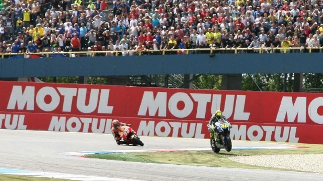 Het gevecht tussen Rossi en Marquez in Assen werd beslist in de laatste bocht (Rechten: racesport.nl)