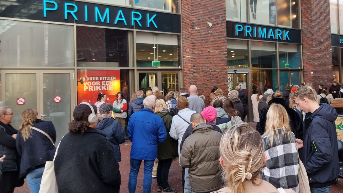 Het winkelend publiek wacht buiten de Primark na een brandmelding