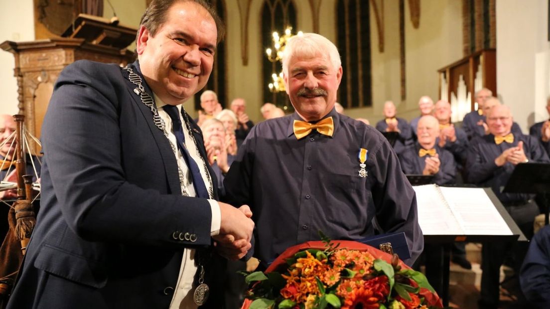Egge Groenwold kreeg het lintje van burgemeester Thijsen (Rechten: Van Oost Media)