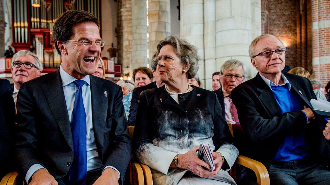 Joan Leemhuis-Stout in het midden als voorzitter 4 en 5 mei comite. Links Premier Mark Rutte en rechts David Grossman bij start Bevrijdingsdag in Vlissingen.