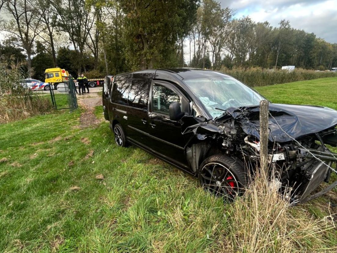 De auto kwam tegen een hek tot stilstand.