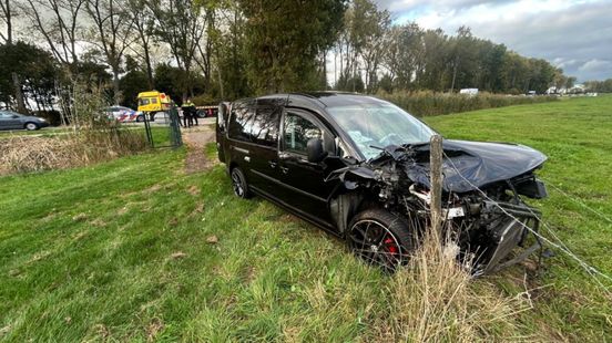 Ravage op N214 bij Noordeloos, brokstukken op de weg en auto in weiland