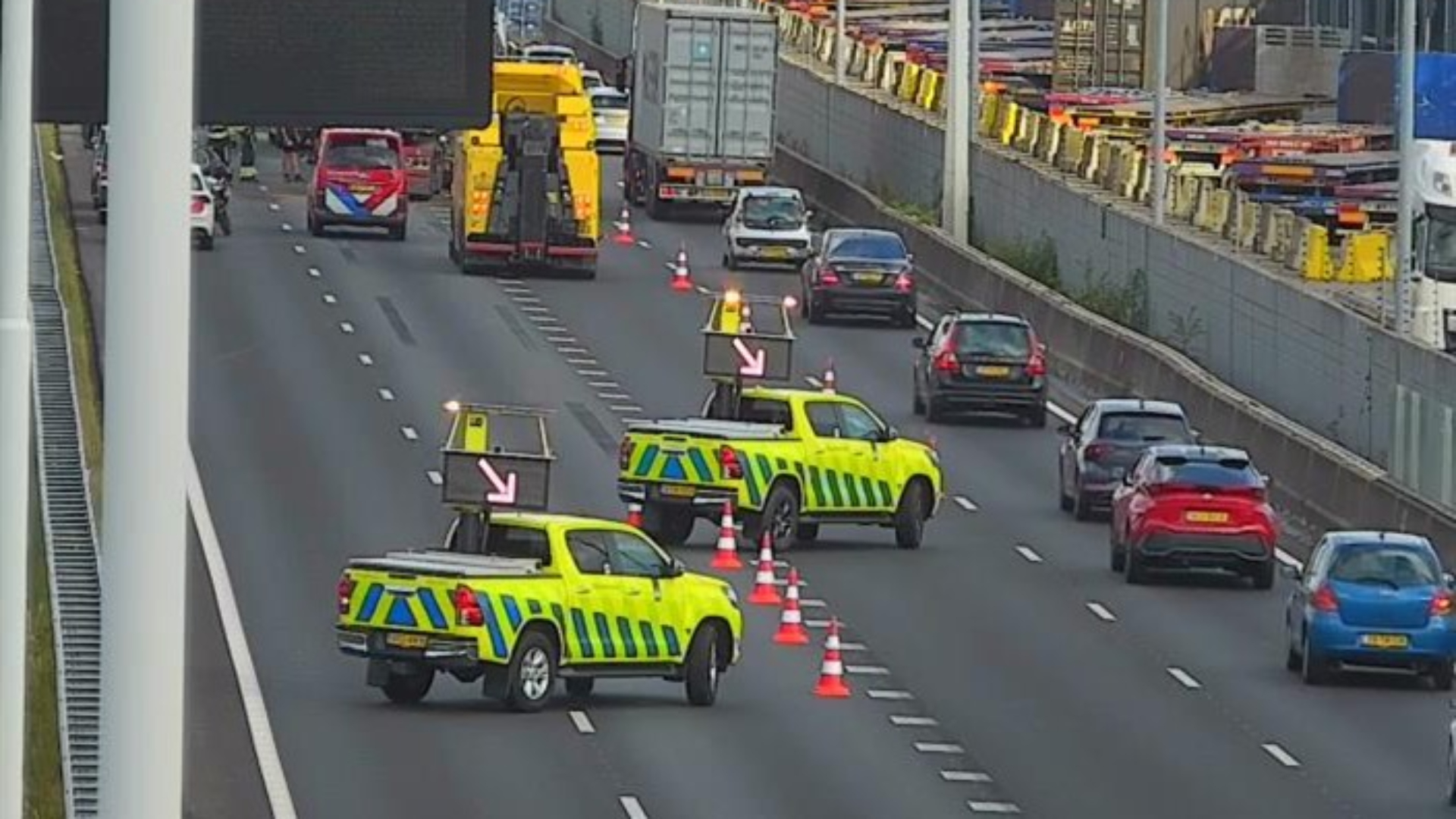 Ongeluk met vrachtwagens leidt tot lange file op snelweg in avondspits.